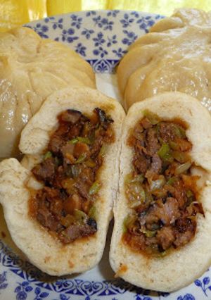 Una foto de Nikuman, bollos rellenos de cerdo al vapor