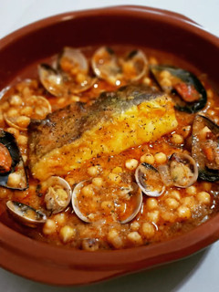 Foto principal de Cazuela de bacalao y almejas con garbanzos
