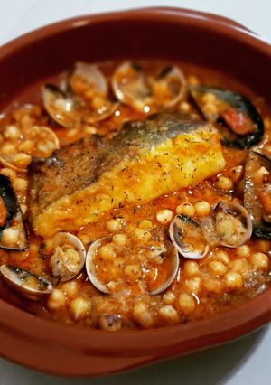 Una foto de Cazuela de bacalao y almejas con garbanzos