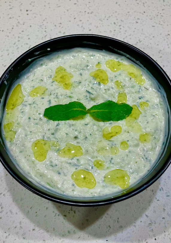 Una foto de Tzatziki tradicional griego 🇬🇷