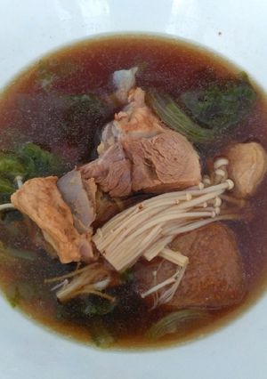 A picture of 肉骨茶 Herbal Pork Rib Soup (Bak Kut Teh).