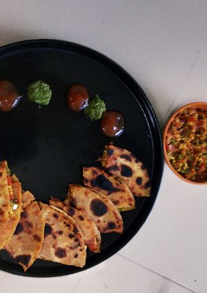 પનીર ભૂરજી પરાઠા (Paneer Bhurji Paratha Recipe In Gujarati) રેસીપી મુખ્ય ફોટો