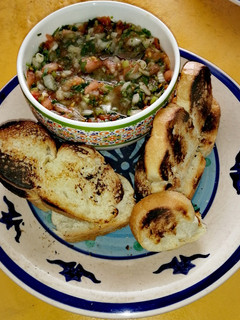Una foto de Pebre cuchareado y Pan tostado