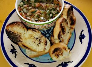 Una foto de Pebre cuchareado y Pan tostado