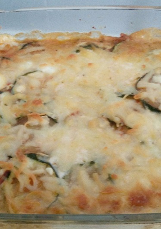 Una foto de pastel o lasaña de calabacin