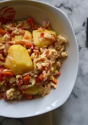 A picture of Scrambled eggs with vegetables & potatoes.