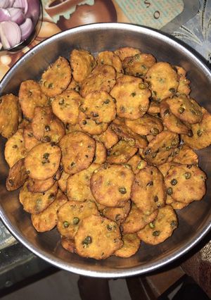 A picture of Tuvar dana thepli (Green pigeon peas).