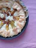 Torta salata con formaggio, salame e fiori di zucca