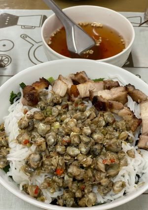 Hình của món Bún hến xào sả ớt.