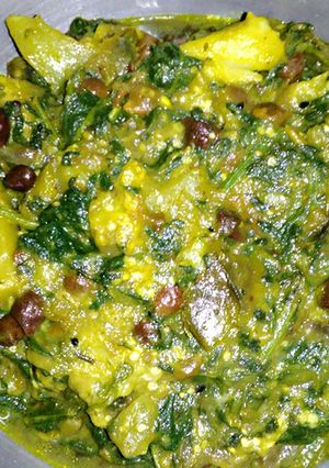A picture of Palong shaker ghonto (spinach curry).