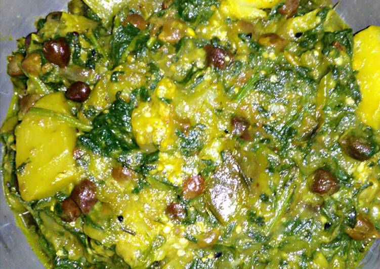 Palong shaker ghonto (spinach curry)