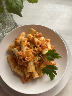 Una foto de Tortelloni con pisto en conserva casera y atún