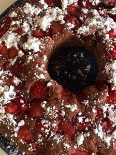 Una foto de Torta de choco, avena y frutilla