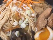 Una foto de ramen de pechuga de pollo