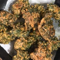 A picture of Spinach-moong dal pakodi.