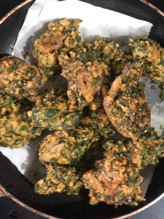 A picture of Spinach-moong dal pakodi.