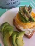 Tostada con palta y huevo