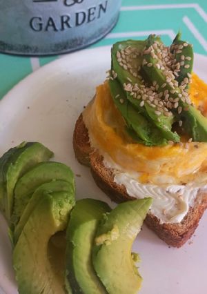 Una foto de Tostada con palta y huevo