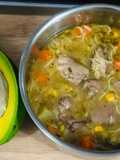 Sopa de hígados de pollo, fideos y vegetales