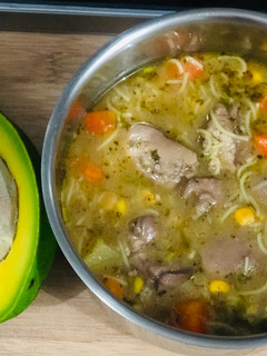 Una foto de Sopa de hígados de pollo, fideos y vegetales