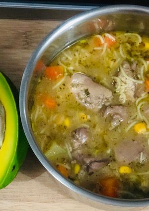Una foto de Sopa de hígados de pollo, fideos y vegetales