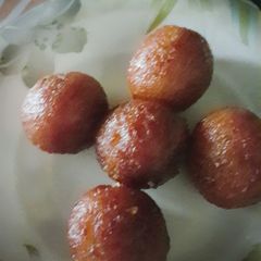 A picture of Gulab jamun.