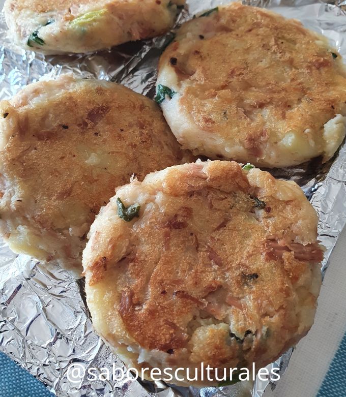 Una foto de 🥔 🐟 Croquetas de papa y atún