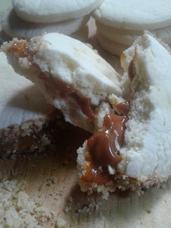 Una foto de Alfajores de Maizena fáciles y rápidos / sin harina /aptos celíacos