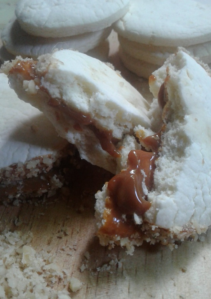 Una foto de Alfajores de Maizena fáciles y rápidos / sin harina /aptos celíacos