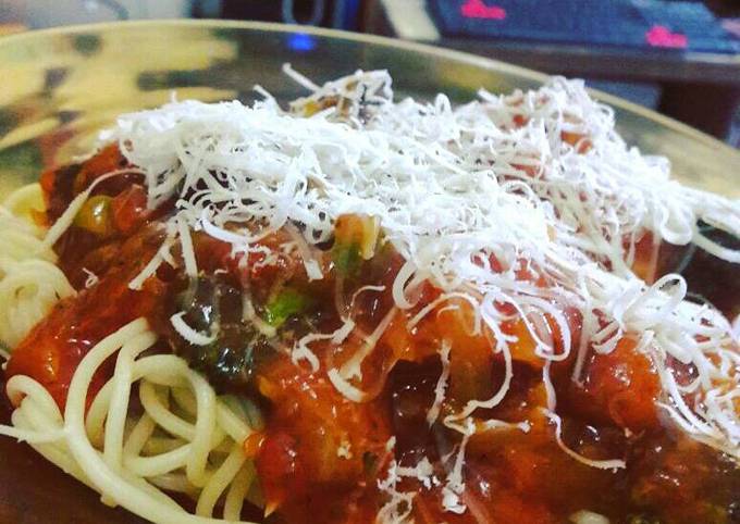 Spaghetti with broccoli and chicken sauce