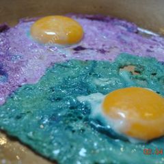 A picture of Coloured Fried Eggs  نیمرو کلمی.