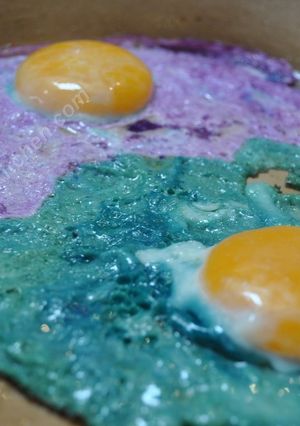 A picture of Coloured Fried Eggs نیمرو کلمی.