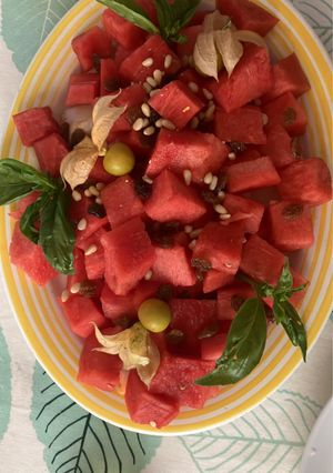 Una foto de Postre de verano: Sandía y melón, con frutos secos