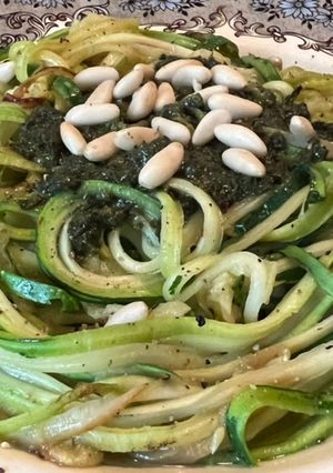 Una foto de Spaghettis de calabacín y salsa pesto