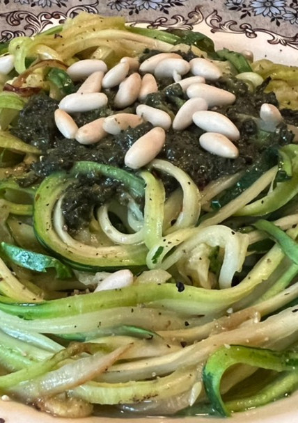 Una foto de Spaghettis de calabacín y salsa pesto