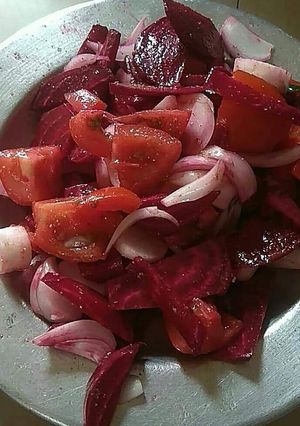 A picture of Onion tomato beetroot salad.