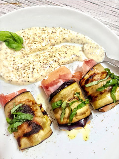 Foto principal de Rollitos de berenjena con queso Brie y jamón serrano
