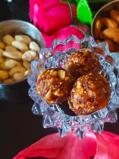 शुगर फ्री खजूर के लड्डू (Sugar free khajur ke ladoo recipe in Hindi) रेसिपी मुख्य फोटो