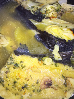 Una foto de Bacalao en amarillo con patatas
