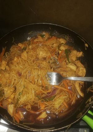 Una foto de Tallarín con pollo y salsa de soja