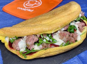 Foto di Fluffy Omelette con Salsiccia, Barbabietola, Rucola e Salsa allo yogurt magro