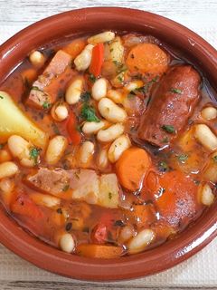 Una foto de Alubias blancas con chorizo y verduras