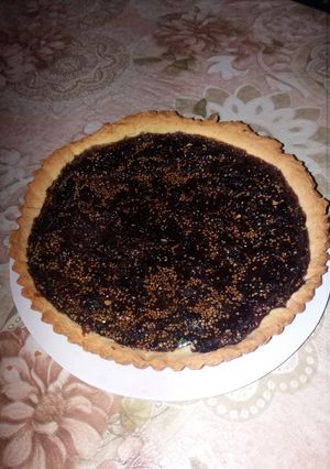Una foto de Tarta de mora con frutilla y chocolate
