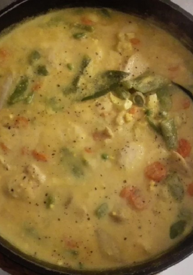 Una foto de Pollo y verduras en salsa de pepitoria