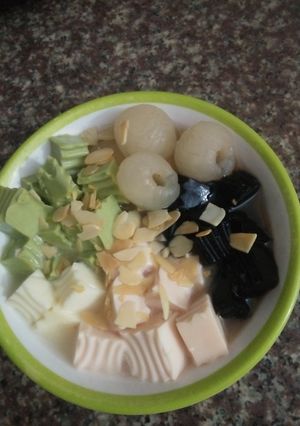 Hình của món Chè khúc bạch ngũ sắc.