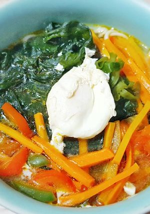 Hình của món Mì Udon rong biển và rau củ.