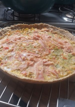 Una foto de Tarta de puerro y jamón en sartén