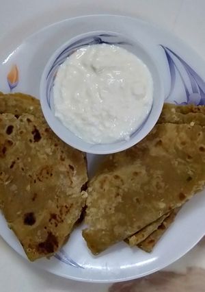 A picture of Lasooni paratha.