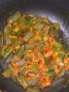 चटपटी तीखी भिंडी की सब्जी (Chatpati teekhi bhindi ki sabzi recipe in Hindi) रेसिपी मुख्य फोटो