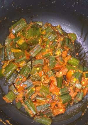 चटपटी तीखी भिंडी की सब्जी (Chatpati teekhi bhindi ki sabzi recipe in Hindi) रेसिपी मुख्य फोटो